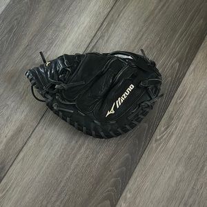 Used Youth Mizuno catchers glove.